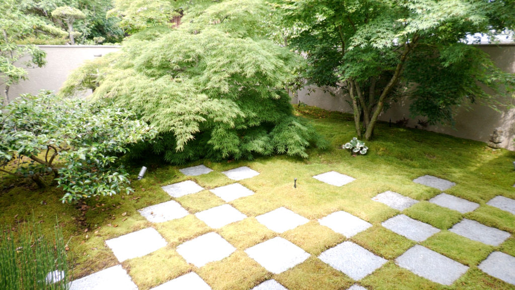 裏側にある中庭